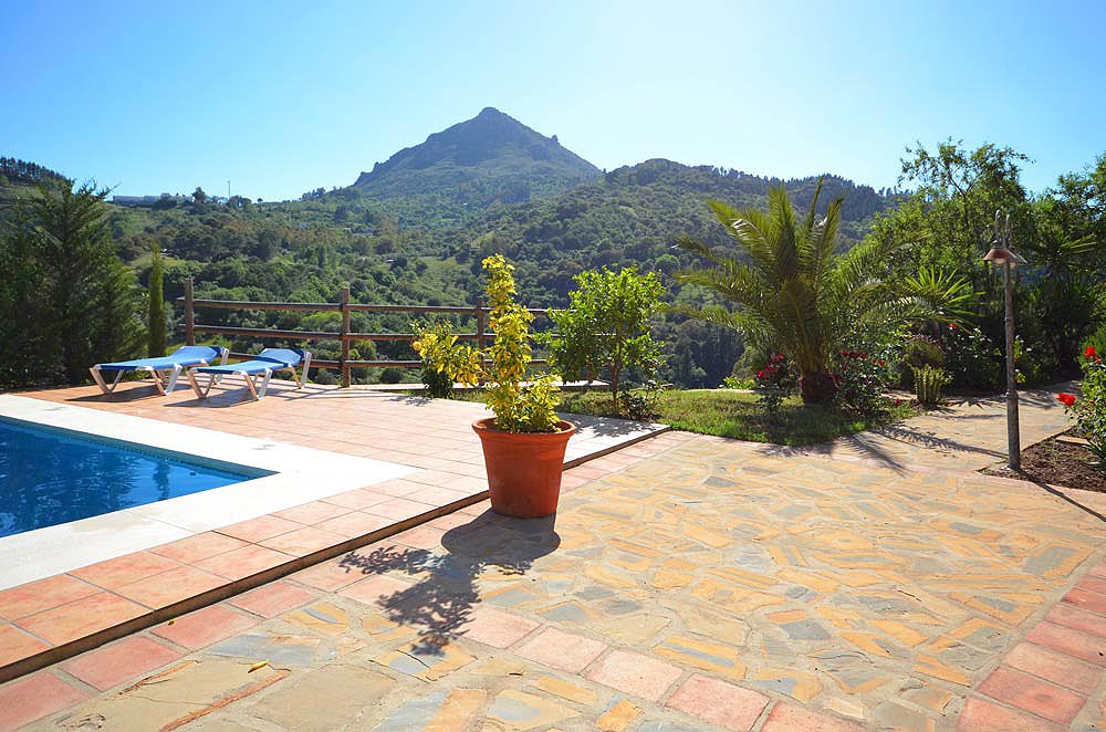 Piscina con la montaña El Hacho al fondo